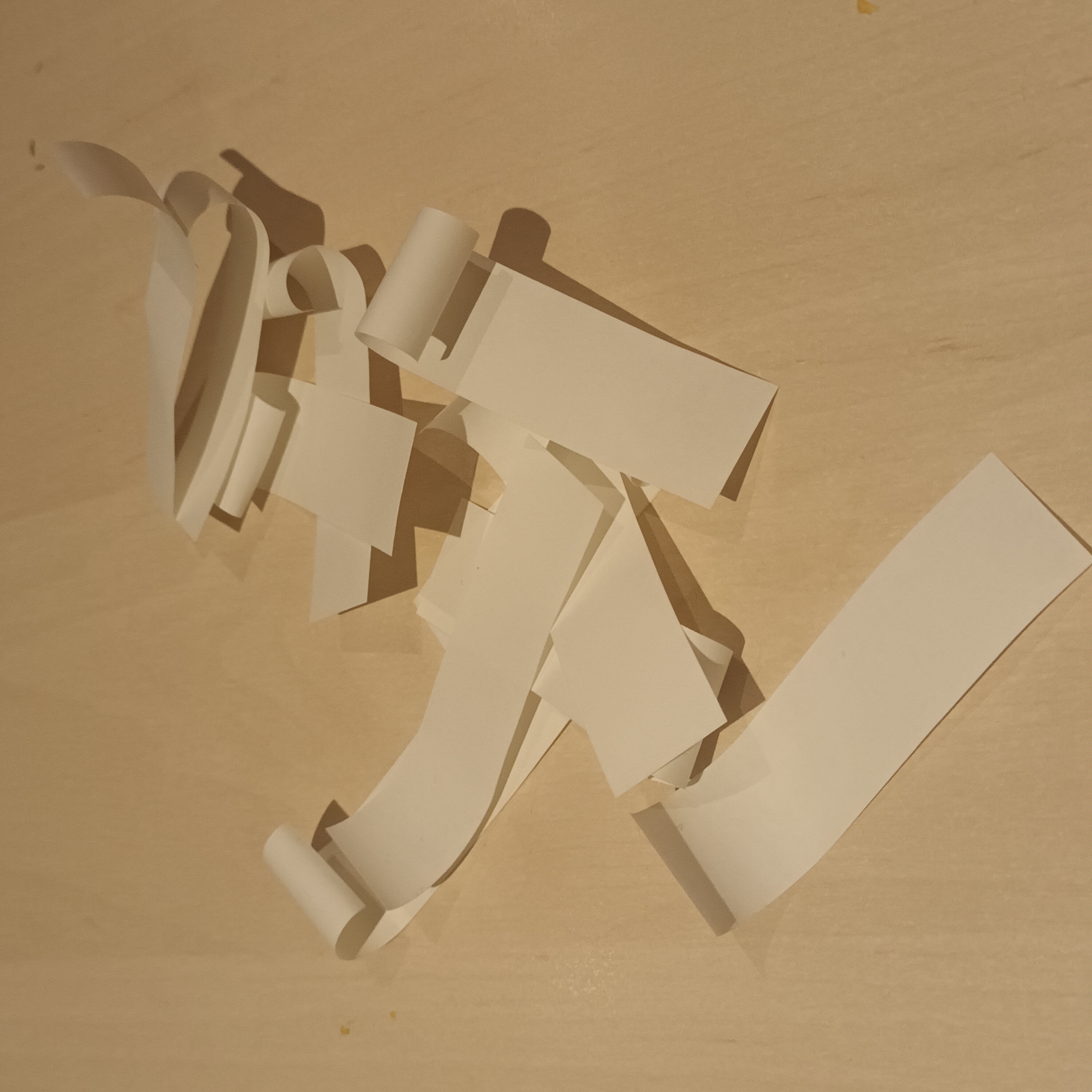 bildet er en bunke med 10 lapper uten farge som ligger på et bord