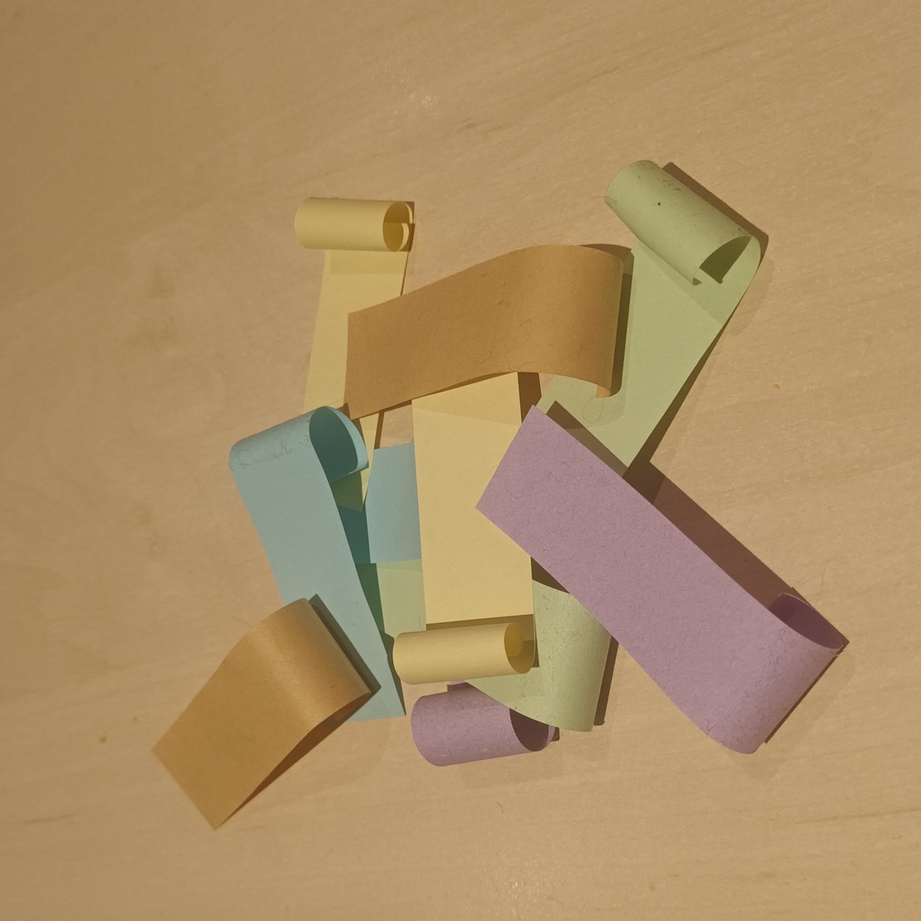 bildet er en bunke med 10 lapper med farge som ligger på et bord